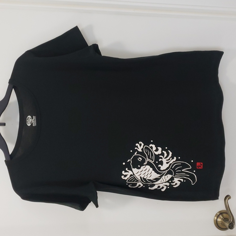 🎏〰️The American Backcountry〰️ Moisture Wicking Koi Tee L - Picture 3 of 5